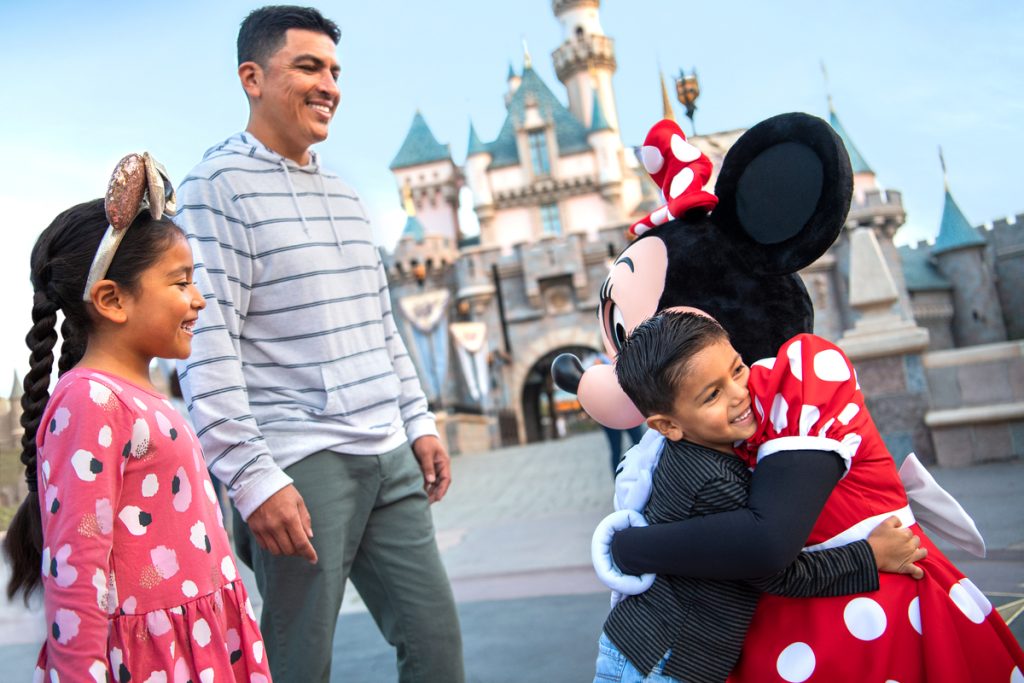 Disney military discounts - family with Minnie Mouse