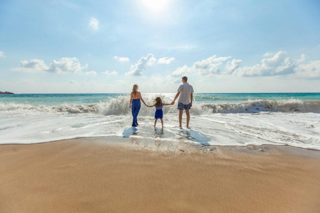 Best host agency for travel agents - family walking on the beach