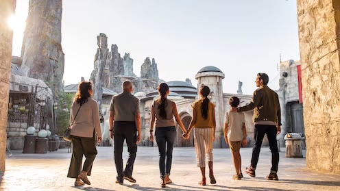 Star Wars Galaxy's Edge - Family walking